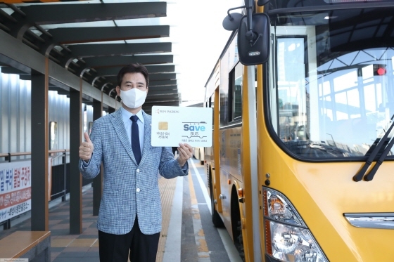NSP통신-서철모 화성시장이 화성형 그린뉴딜 정책중 하나인 무상교통 이용을 위한 무상교통카드를 홍보하고 있다. (화성시)