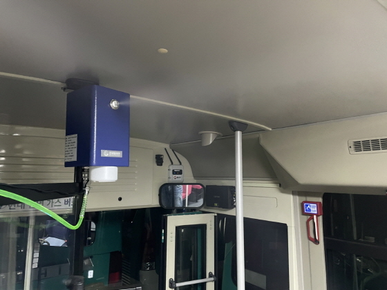 NSP통신-안산시가 코로나19 확산 방지를 위해 경기도 최초로 시내버스에 설치한 무인 방역기. (안산시)
