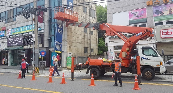 NSP통신-▲서천군이 무연고 간판과 노후위험간판 철거 작업을 진행했다. (서천군)