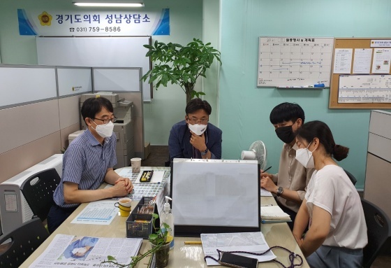 NSP통신-15일 경기도의회 성남상담소에서 최만식 경기도의원이 성남시 녹지과 조경팀으로 부터 단대동 통학환경 개선사업에 대한 업무보고를 받고 있다. (경기도의회)