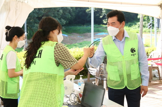 NSP통신-김상돈 의왕시장이 예방접종센터 현장을 찾아 폭염대비 상황을 점검하고 있다. (의왕시)