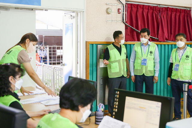 NSP통신-김상돈 의왕시장이 예방접종센터 현장을 찾아 폭염대비 상황을 점검하고 있다. (의왕시)