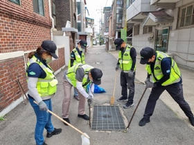 [NSP PHOTO]군포시, 산본1동 경기행복마을관리소 지킴이 하절기 장마 취약지역 청소