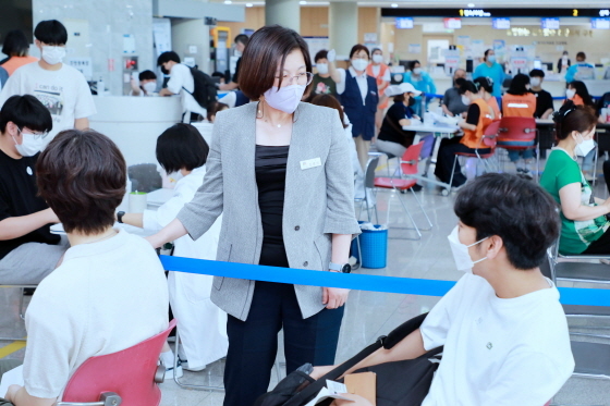 NSP통신-19일 코로나19 예방접종센터에서 김보라 안성시장이 예방접종 준비 중에 있는 고3 학생 및 교직원들을 격려하고 있다. (안성시)