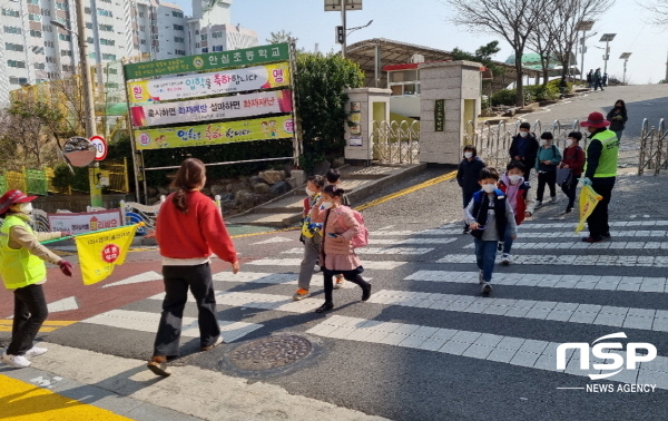 NSP통신-여수시 안심초등학교 앞에서 등하굣길 안전지킴이가 초등학생들의 하교를 지키고 있다. (여수시)