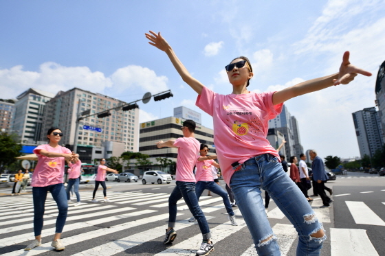 NSP통신-2019년 8월 수원발레축제 본 행사에 앞서 이벤트로 횡단보도에서 발레 공연이 펼쳐지고 있다. (수원시)