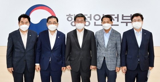 NSP통신-19일 정부세종청사 행정안전부에서 특례 권한 확보 면담 후 백군기 용인시장(왼쪽부터), 허성무 창원시장, 전해철 행정안전부 장관, 이재준 고양시장, 염태영 수원시장이 기념촬영을 하고 있다. (수원시)