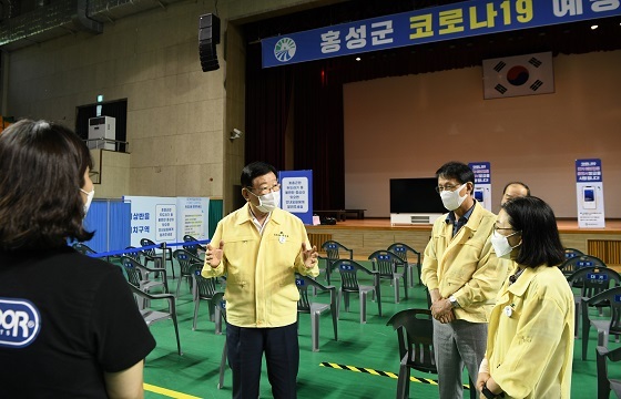 NSP통신-▲김석환 군수가 코로나19 백신접종센터를 찾았다. (홍성군)