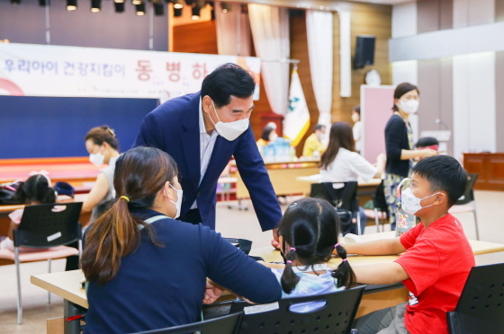 NSP통신-20일 김상돈 의왕시장이 동병하치 프로그램 현장을 찾아 관계자를 격려하고 있다. (의왕시)