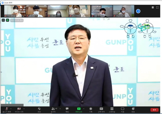 NSP통신-한대희 시장이 군포 청년날개인턴들과의 온라인 오리엔테이션에서 인사말을 하고 있다. (군포시)