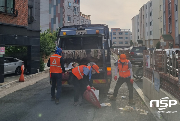 NSP통신-경주시 자원순환과 직원 생활쓰레기 현장 체험 모습. (경주시)