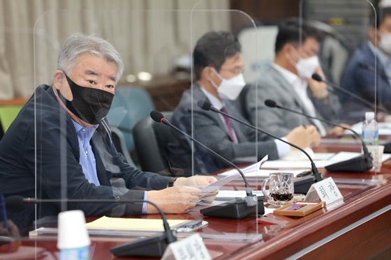 NSP통신-김우남 한국마사회 회장이 주요 현안 설명회에서 발언하고 있다. (한국마사회)