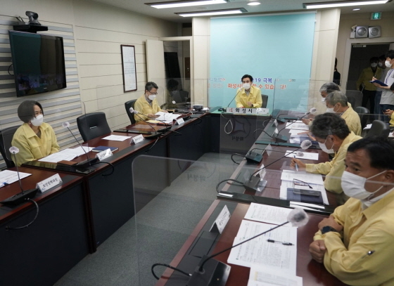 -22일 서철모 화성시장(가운데) 주재로 긴급 재난대책회의가 진행되고 있다. (화성시)