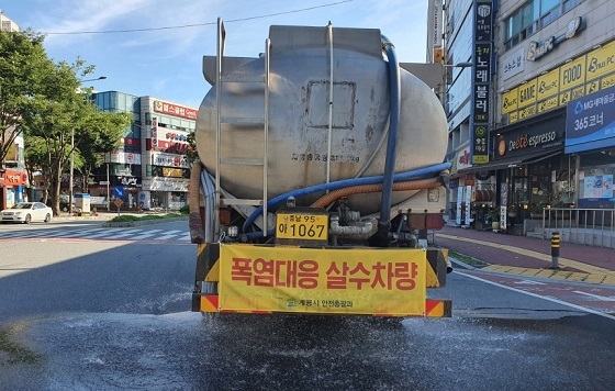 NSP통신-▲계룡시가 관내 주요 도로에 살수작업을 실시하고 있다. (계룡시)