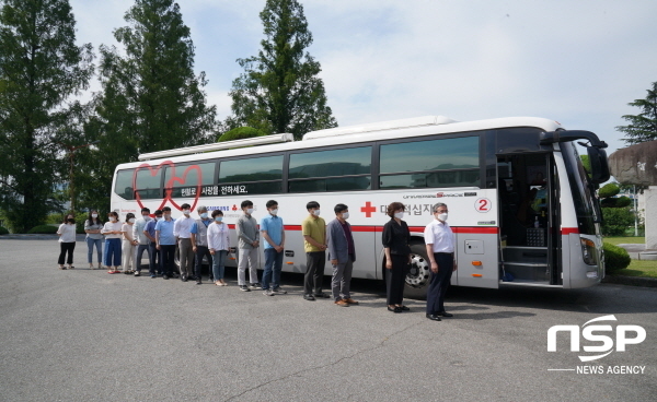 NSP통신-경상북도농업기술원은 23일 농업기술원 전정에서 직원들과 인근의 경북도 소속기관들이 참여하는 제2회 생명나눔·사랑의 헌혈 행사를 가졌다. (경상북도)