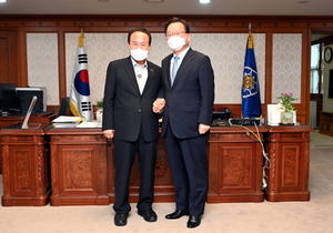 [NSP PHOTO]김영만 군위군수, 김부겸 국무총리 만나 대구시 편입 등 현안 협조 요청