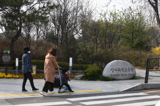 NSP통신-한국전쟁에 파견돼 농촌진흥청에 주둔하던 터키군이 전쟁고아들을 돌보던 앙카라학교를 기념해 세워진 앙카라학교공원. (수원시)