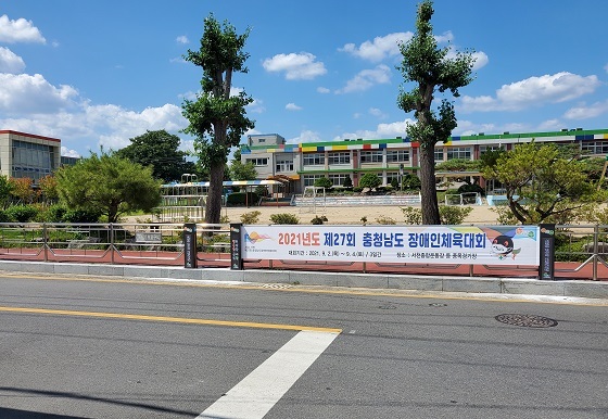 NSP통신-▲서천군이 저단형 공공현수막 지정 게시대를 본격 운영한다. (서천군)