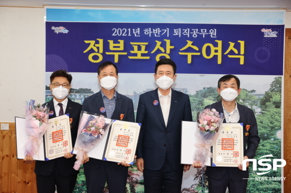 NSP통신-포항시는 27일 2021년 하반기 명예퇴직자 및 정년퇴직자에 대한 정부포상 전수식을 개최했다. (포항시)