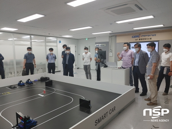 NSP통신-이창형 구미시 경제지원국장은 지난 28일 구미전자정보기술원을 방문해 현재 진행하고 있는 사업에 대한 주요 성과와 추진현황에 대한 보고를 받고 미래산업 발전 방안 논의 등 소통하는 시간을 가졌다. (구미시)