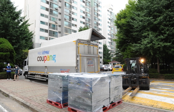 NSP통신-쿠팡에서 트럭과 지게차를 동원해 냉매제를 실어내린 모습. (부천시)