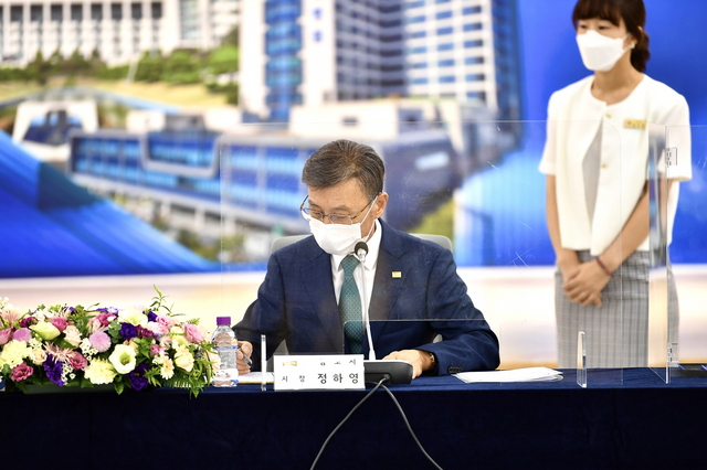NSP통신-김포시와 인하대학교가 김포메디컬캠퍼스 조성 협약을 체결한 가운데 정하영 김포시장이 협약서에 서명하고 있다. (김포시)