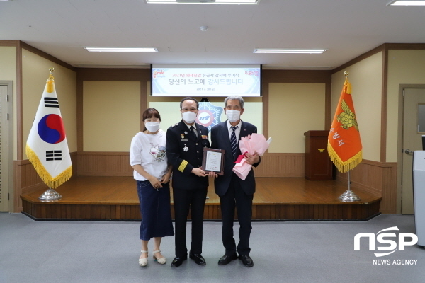 NSP통신-구미소방서는 차량화재에 신속한 초기진압으로 시민의 생명과 재산을 보호한 이재선 씨(남,85세)에게 화재진화 유공 감사패를 수여했다고 30일 밝혔다. (구미소방서)