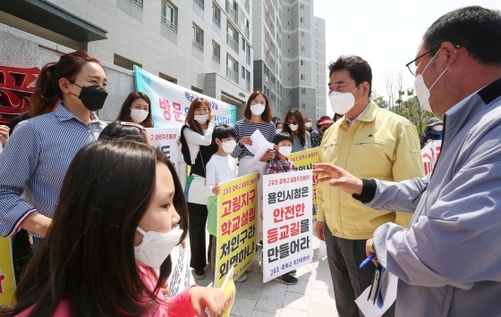NSP통신-백군기 용인시장이 고유초·고유중 설립 문제를 해결하기 위해 고림지구 주민들과 이야기를 나누고 있는 모습. (용인시)