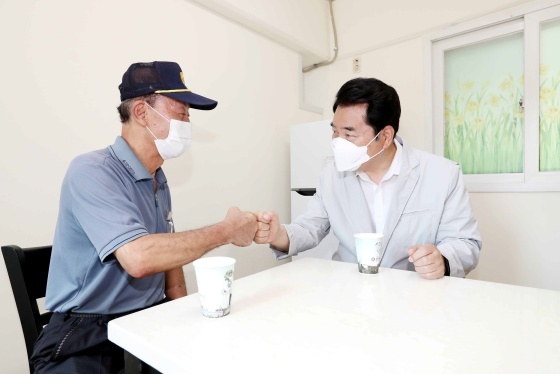 NSP통신-지난달 31일 백군기 용인시장이 수지구 신봉동 서홍마을 한화꿈에그린 아파트를 방문해 새단장한 경비근로자 휴게공간을 살피고 경비근로자와 이야기를 나누고 있다. (용인시)