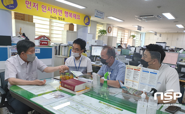 NSP통신-지난달 22일 충북 음성군 세정과 관계자들이 경주시 징수과를 방문해 납세편의시책 등에 대해 벤치마킹하고 있다. (경주시)