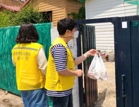 NSP통신-광명도시공사 나눔벗봉사단 봉사단원들이 팀릴레이방식으로 관내 사회적약자 가정을 방문해 도시락 전달과 함께 안부를 묻는 말벗 봉사를 하고 있다. (광명도시공사)