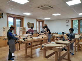 [NSP PHOTO]광양시, 목공예기능인 교육생 작품 백운산지역아동센터 전달