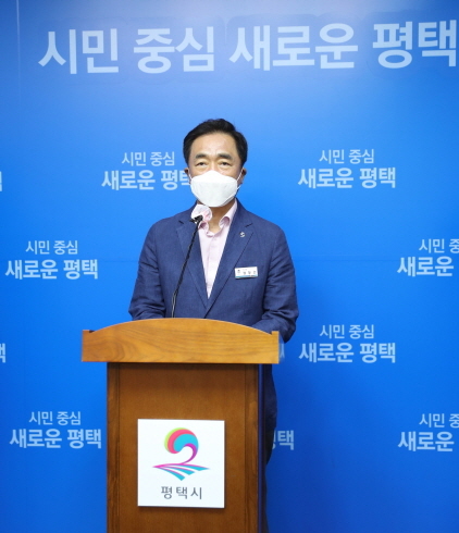 NSP통신-3일 정장선 평택시장이 쌍용자동차 회생, 부지 이전 및 개발 지원에 대한 언론브리핑을 하고 있다. (평택시)