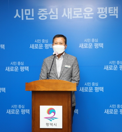 NSP통신-3일 배선철 평택시 도시개발과장이 고덕4초 교육부 중앙투자심사위원회 학교설립 통과 및 고덕3중 학교시설사업 시행계획에 대한 언론브리핑을 하고 있다. (평택시)