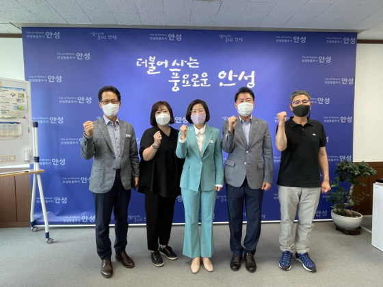 NSP통신-3일 김보라 안성시장(가운데)이 공도지역 초중교 통합운영학교 신설 추진위원회 위원들과 기념촬영을 하고 있다. (안성시)