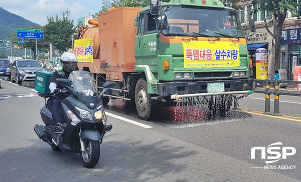 NSP통신-경주시 폭염 대응 살수차 운영 모습. (경주시)