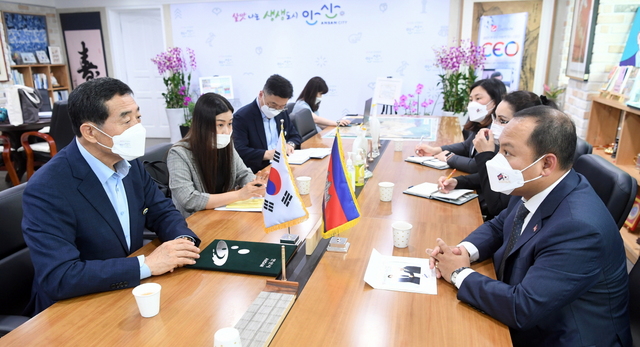 NSP통신-윤화섭 안산시장이 롱 디망쉬 주한 캄보디아 대사를 만나 그간의 노고에 감사의 말을 전하고 있다. (안산시)