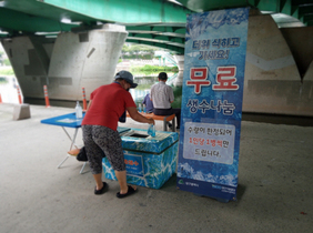 [NSP PHOTO]대구시, 신천둔치 3곳에 시원한 얼음물 배부