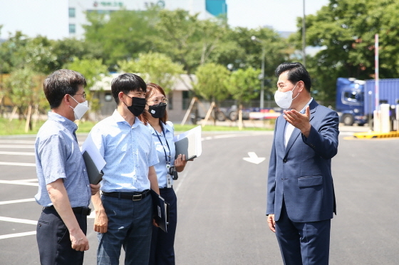 NSP통신-김상돈 의왕시장(오른쪽)이 의왕시 이동에 위치한 의왕 화물자동차 공영차고지 조성사업 준공현장을 방문해 관계자를 격려하고 있다. (의왕시)