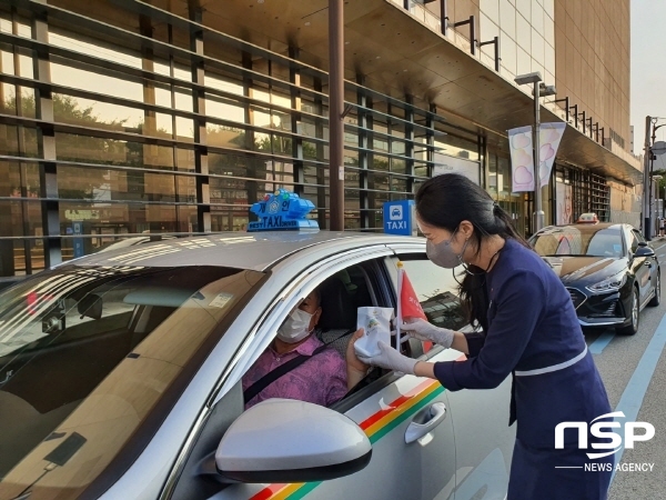 NSP통신-롯데백화점 포항점 직원이 택시기사에게 비타민 음료, 졸음방지 껌 등을 전달하고 있다. (롯데백화점 포항점)