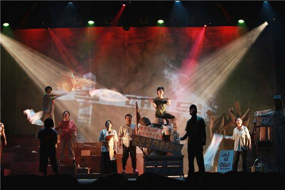 NSP통신-1993년 창단 후 지역의 역사를 알리는 무대를 펼쳐온 극단 성남93의 뮤지컬 황무지 공연 모습. (성남문화재단)
