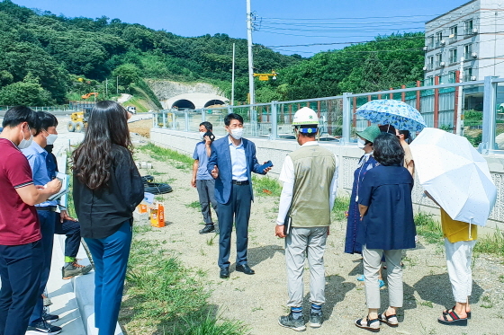 NSP통신-5일 배정수 화성시의회 도시건설위원회 위원장(가운데)이 금곡동 일원 연결도로 공사 현장을 방문해 관계자들에게 소음피해 우려 개선방안을 촉구하고 있다. (화성시의회)