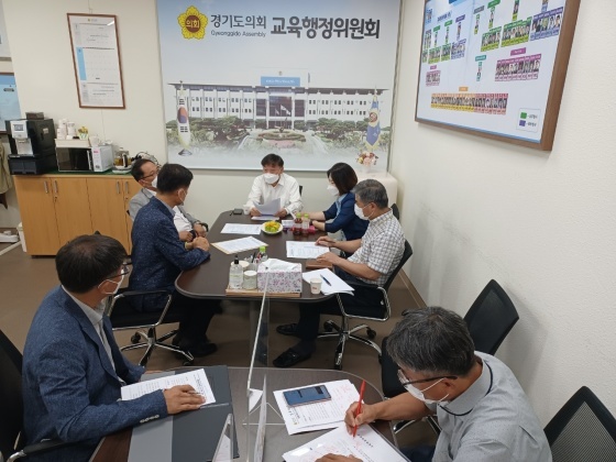 NSP통신-5일 경기도의회 상임위원회실에서 경기도교육청 감사관실 관계 공무원으로부터 도내 A 교육지원청에서 발생한 성 비위 사건에 대해 보고를 받고, 교육청 공무원들의 도덕적 해이를 지적하며 특단의 재발방지 대책을 주문했다. (경기도의회)