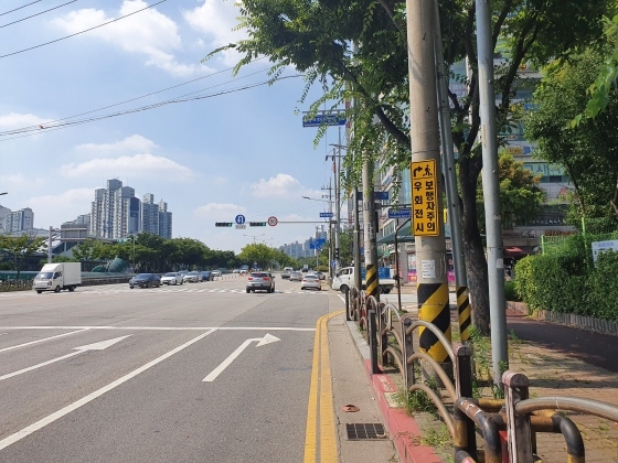 NSP통신-화서역 삼거리에 설치된 우회전시 보행자주의 표시 표지판. (한국교통안전공단 경기남부본부)