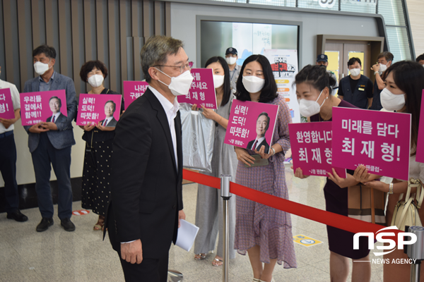 NSP통신-최재형 대선 예비후보가 지난 7일 경주 월성본부 지역주민의 환영을 받고 있다. (권민수 기자)