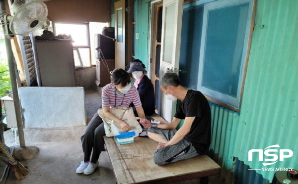 NSP통신-여수시 담당 공무원이 1인 중장년층을 방문해 건강을 확인하고 복지서비스를 안내하고 있다. (여수시)