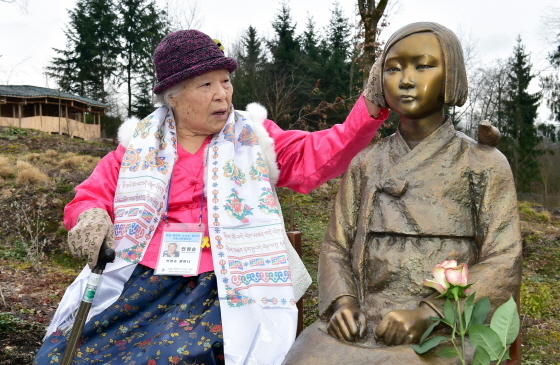 NSP통신-2017년 3월 8일 안점순 할머니가 독일 레겐스부르크 비젠트 네팔 히말라야 파비용 공원에 설치된 평화의 소녀상을 쓰다듬고 있다. (수원시)