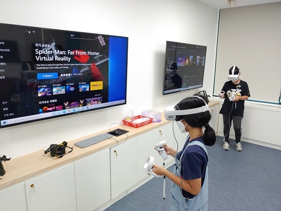 NSP통신-신월 메이커 스페이스에서 VR 체험 중인 학생들의 모습 (양천구)