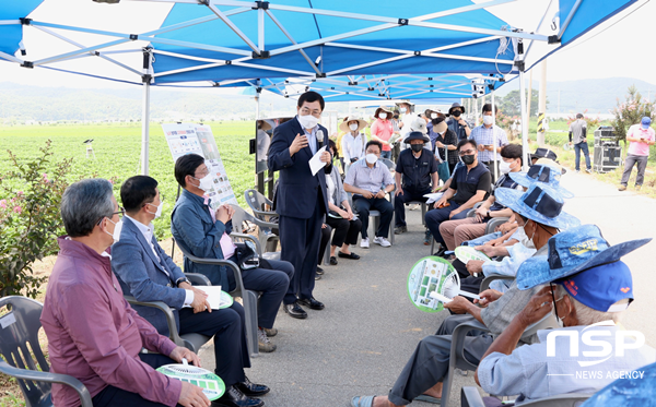 NSP통신-주낙영 시장이 11일 천북면 갈곡리 노지 콩 재배 디지털 농업기술에 대한 현장실증 평가회에서 콩 자급률 향상의 필요성을 강조하고 있다. (경주시)