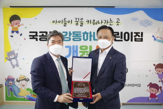 NSP통신-김기철 하나은행 울산경남영업본부 지역대표(왼쪽)와 이동권 울산 북구청장(오른쪽)이 12일 기념촬영을 하고 있다. (하나금융그룹)